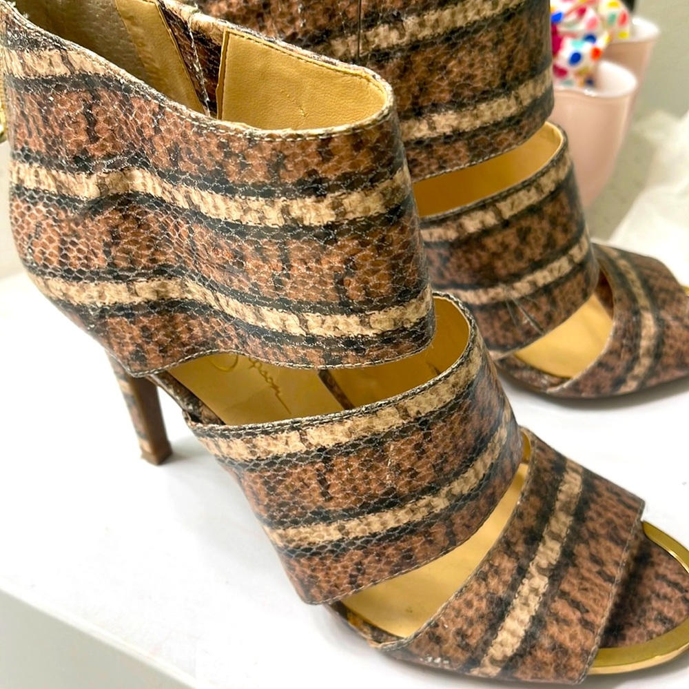 Jessica Simpson size 8.5M